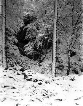 Eingang der Drudenhöhle (auch Getrudskammer) im Eggegebirge östlich der Karlschanze, der Sage nach Wohnsitz einer sächsischen Priersterin (Bodendenkmal?)