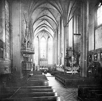 Kirche St. Johannes der Täufer: Innenansicht mit Blick auf Kanzel und Chor