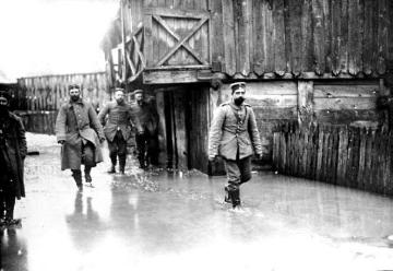 Kriegsschauplatz Galizien/Rumänien um 1917: Soldaten durchqueren ein vom Tauwetter überschwemmtes Dorf in den Karpaten