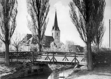 Blick vom Emmerbach auf die St. Sebastian-Kirche in Amelsbüren