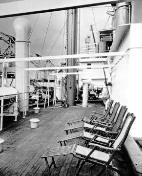 Sonnenstühle an Deck des Frachtdampfers mit Passagiereinrichtungen "Franken" der Reederei Norddeutscher Lloyd