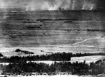 Kriegsschauplatz Champagne (Frankreich) 1917: Das brennende Reims (Ballonaufnahme aus 10 km Entfernung)