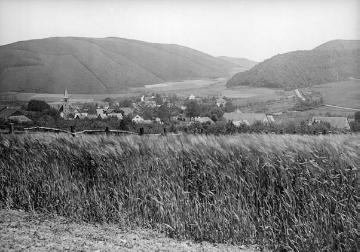 Endorf im Röhrtal, im Hintergrund: der Bilsenberg, undatiert, um 1920?