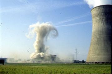 Reste eines gesprengten Kühlturmes im Atomkraftwerk der VEW (Vereinigte Elektrizitätswerke Westfalen)