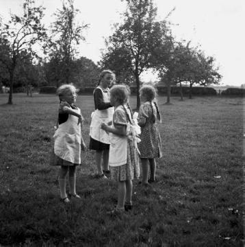 Mädchen beim Spiel, Kinder der Familie Brömmel, Hamborg