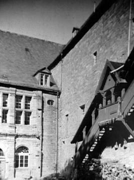 Schloss Rhoden: Holztreppe im Schlosshof