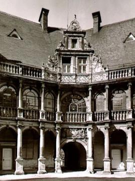 Schloss Darfeld, Partie des Galleriebaus mit Torbogen: Ursprungsbau 1612-18 errichtet von Gerhard Gröninger, nach Brand 1899 Wiederaufbau durch Hermann Schaedler 1902
