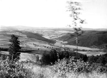 Das Lennetal nach Nordwesten mit Ortschaft Lennestadt-Maumke, im Hintergrund die Kalksteinbrüche bei Grevenbrück, um 1930?