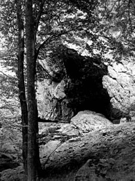 Eingang zu den Höhlen in den Bruchhauser Steinen