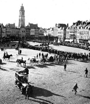 Kriegsjahr 1914: Das 15. Armeekorps überquert den Marktplatz der Stadt Cambrai (Frankreich)