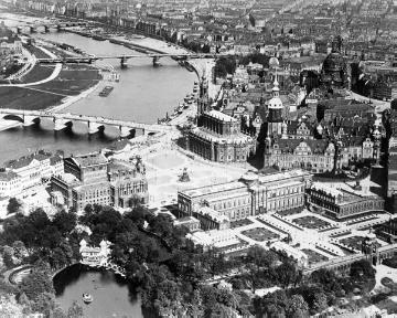Dresden an der Elbe mit Zwinger, Opernhaus, Hofkirche und Augustusbrücke (Aufnahme undatiert, geschätzt um 1930)