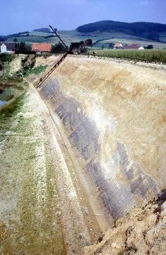Ziegelgrube westlich von Hohenhausen: Steilwand mit Fördermaschine