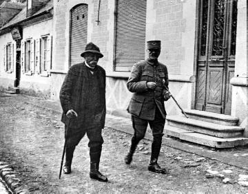 Befehlshaber im Ersten Weltkrieg: Der französische Ministerpräsident Georges Clemenceau (1841-1929) mit General Ferdinand Foch (1851-1929), ohne Ort, undatiert