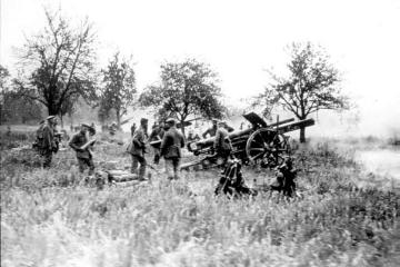 Kriegsschauplatz Cambrai (Frankreich) 1917: Deutsche Artillerie (Kaliber 10cm) mit schwerem Geschütz in offener Stellung