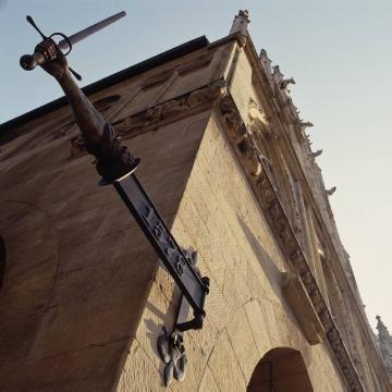 Das "Sendschwert", Symbol der städtischen Marktfreiheit am Laubengang des alten Rathauses
