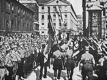 Fahnenzug der SA in München; Zuvor hatte man diese Fahnen, welche beim so genannten "Hitlerputsch" 1923 von der bayrischen Polizei beschlagnahmt worden waren, aus dem Polizeipräsidium geholt, 15.3.1933