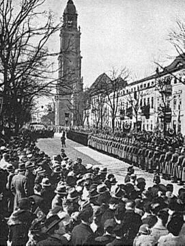 "Tag von Potsdam": Reichswehr-Parade an der Garnisonkirche anläßlich der Eröffnung des am 5. März gewählten neuen Reichstages (Aufnahmedatum 21.3.1933)