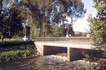 Ems mit Autobrücke und Stauwehr bei Marienfeld