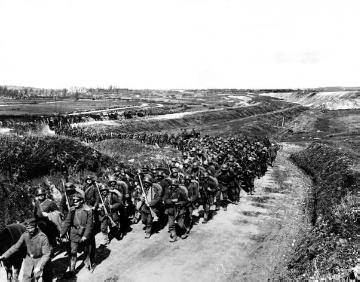 Infanterie im Ersten Weltkrieg: Marschkolonne in der Champagne (Frankreich)