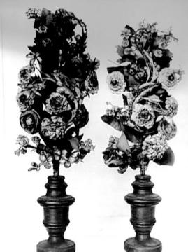 Altarschmuck: Holzständer mit Seidenblumen und silberumwirkten Blättern (Residenzschloss Schlosskapelle)