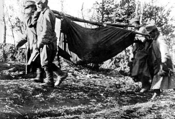 Kriegsschauplatz Galizien/Polen um 1915: Österreichisch-ungarische Soldaten transportieren einen gefallenen Kameraden