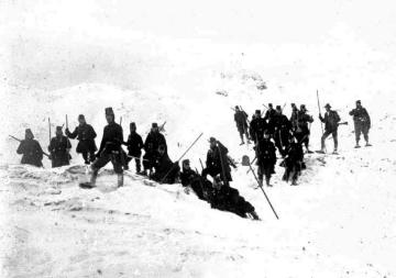 Infanterie im Ersten Weltkrieg: Patrouille mit Schneeschuhen in den verschneiten Karpaten (Galizien/Rumänien) um 1915