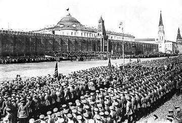 Weimarer Republik: Parade vor dem Lenin Mausoleum in Moskau