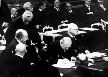 Weimarer Republik: Unterzeichnung der Locarno-Verträge durch Gustav Stresemann im Auswärtigen Amt in London am 1. Dezember 1925
