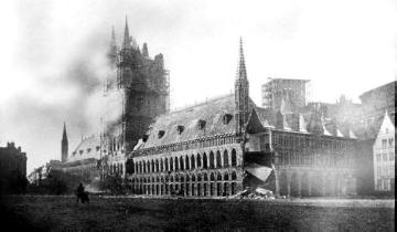 Kriegsschauplatz Westflandern 1914-1918, "Ypernschlacht": Zerstörung der mittelalterlichen Tuchhalle in Ypern, 1914