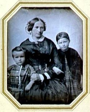 Agnes Niehaus, geb. Biederlack (geb. 1819 in Greven - verst. 1891 in Münster) mit zweien ihrer Kinder, Daguerreotypie, im Jahr 1840 Hochzeit mit dem Vredener Landgerichtspräsidenten Anton Niehaus