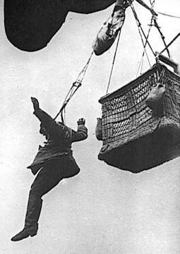 Luftwaffe im Ersten Weltkrieg: Fallschirmabsprung eines deutschen Ballonbeobachters