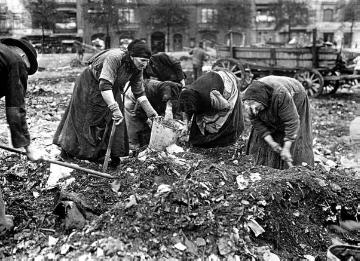 Der Erste Weltkrieg an der "Heimatfront", Winter 1917: Frauen durchsuchen Schlackenhalden nach Kohlen (Deutschland, Aufnahmeort unbekannt)