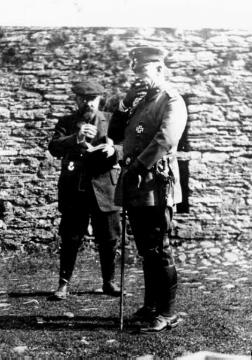 Erster Weltkrieg: Kaiser Wilhelm II. an der Schlossruine von Bouillon, Westfront, Belgien, Ardennen. Links: Burgenexperte Bodo Ebhard.