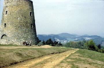 Der alte Mühlenturm auf dem Tönsberg mit Blick nach Norden in das Lipper Bergland