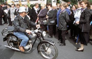 Festzug 850-Jahrfeier Nordwalde 2001: Karl Heckötter auf einem historischen Motorrad