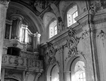 Barocke Bauornamentik in der Kirche Maria Immaculata mit Blick auf die Orgel