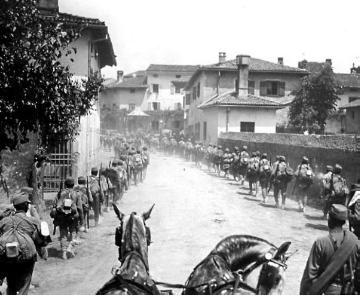 Kriegsschauplatz Isonzo (Isonzoschlachten) 1917: Militärkolonne der österreichisch-ungarischen Armee bei Görz (Österreich-Ungarn, ab 1918 Gorizia, Italien)