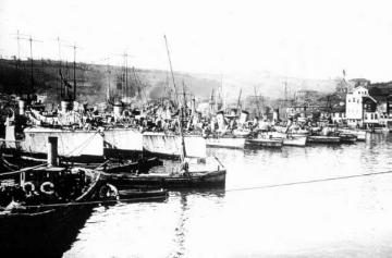 Kriegsschauplatz Osmanisches Reich 1915: Torpedoboote im Hafen von Istanbul am Bosporus