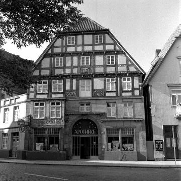 Apotheke am Rathaus in einem Fachwerkgebäude aus dem 17. Jahrhundert (erneuert 1931)