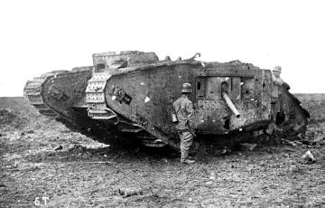 Kriegsschauplatz Cambrai (Frankreich) 1917: Zerstörter englischer Panzer mit deutschen Soldaten