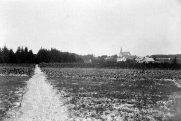 Westerkappeln in Ansichten von 1897: Wirtschaftsweg am Ortsrand mit Blick zur ev. Stadtkirche