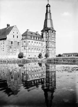 Schloss Raesfeld: Turm und Herrenhaus mit Gräfte