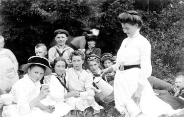Picknick im Grünen - Familien- und Freundeskreis des Fotografen Julius Gärtner, um 1910