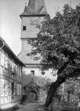 Ev. Kirche und Pastorat im Ortsteil Schmillinghausen