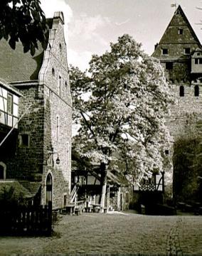 Burg Altena, oberer Burghof: Gebäudepartie der Jugendherberge mit Nordansicht des Bergfriedes