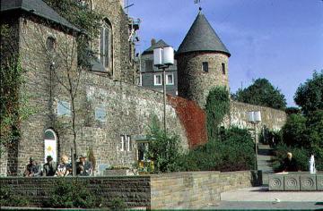 Stadtmauer mit Partie der Kirche St. Martin