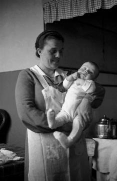 Frau Albersmeier mit einem Säugling