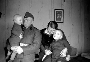 Soldaten im Heimaturlaub, Gerhard Marpert, Langenkamp, mit seiner Familie