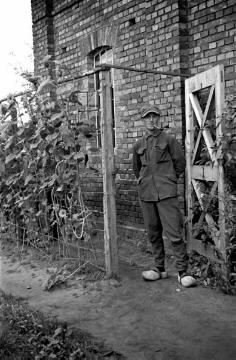 Polnischer Kriegsgefangener vor seiner Unterkunft in "Arns Scheune". Raesfeld, 1940.