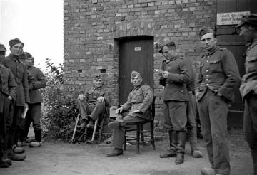Polnische Kriegsgefangene vor ihrer Unterkunft in "Arns Scheune". Raesfeld, 1940.